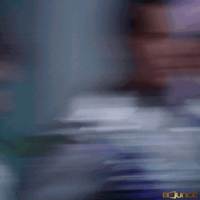 깜짝 놀라 몸이 흔들리는 리액션 GIF