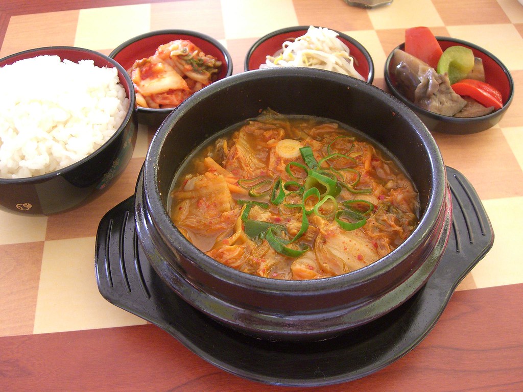 뚝배기에 담긴 김치찌개